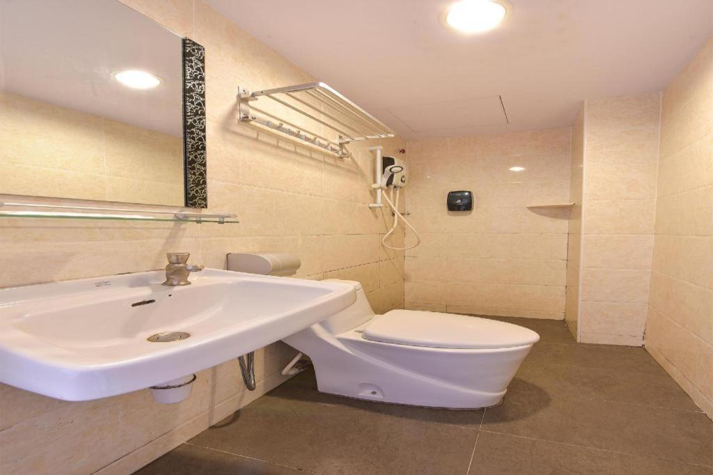 Grand Ct Hotel Malacca Buitenkant foto